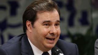 Bolsonaro precisa avaliar se Eduardo tem condições de assumir, diz Maia
