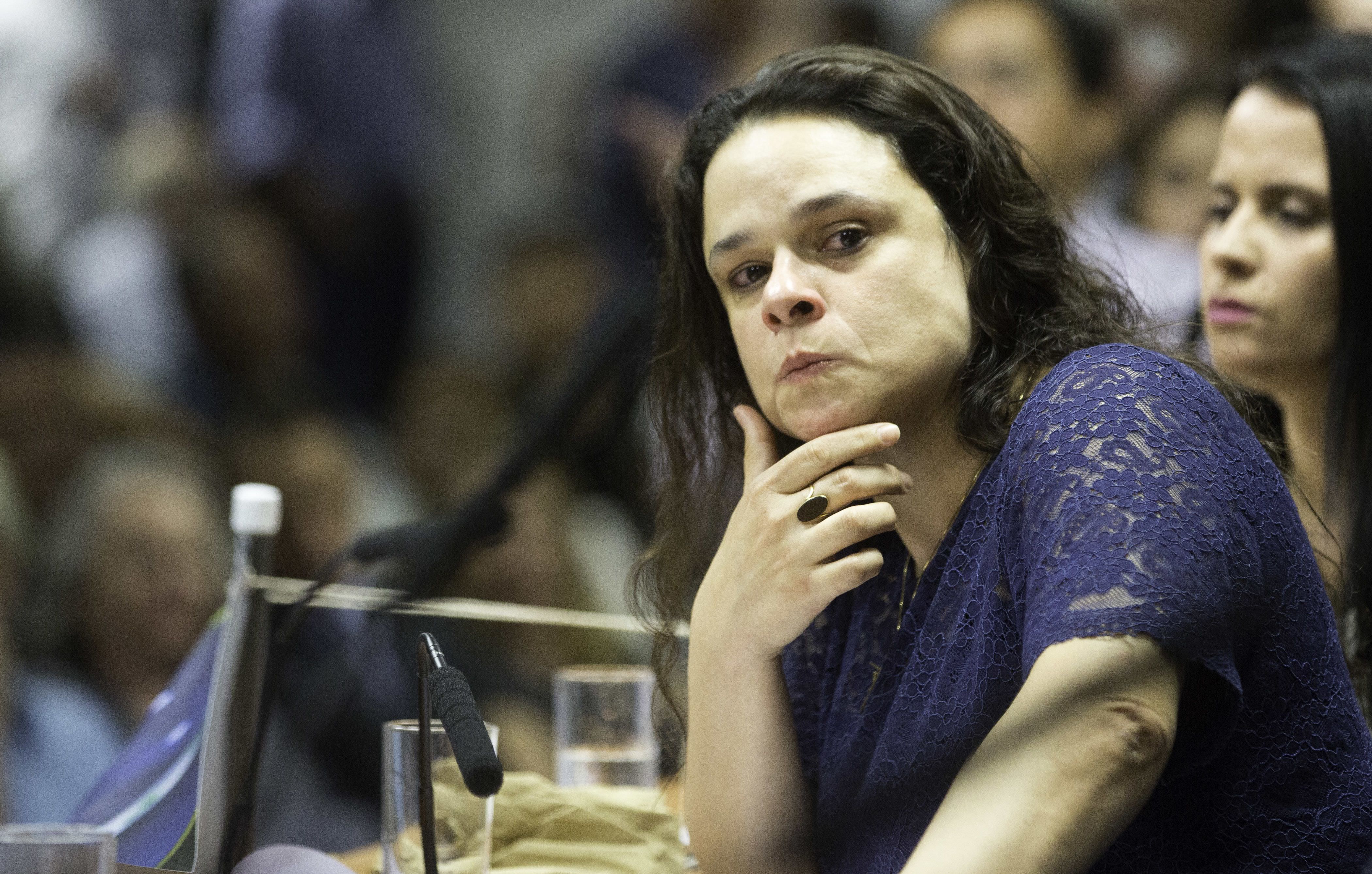 Janaina Paschoal defende que Eduardo Bolsonaro recuse  embaixada