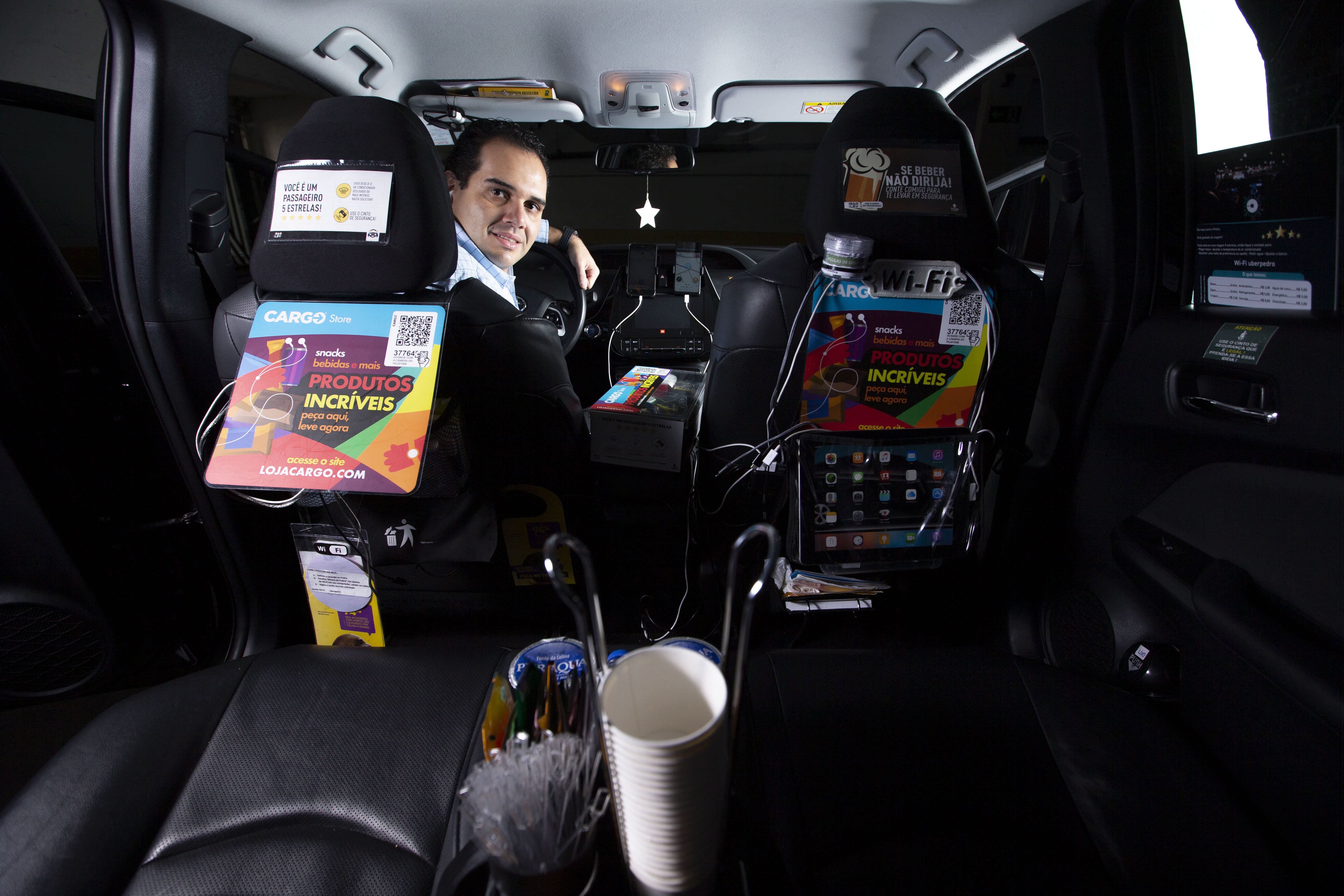 Motoristas de app vendem de cerveja a eletrônicos e cosméticos no carro