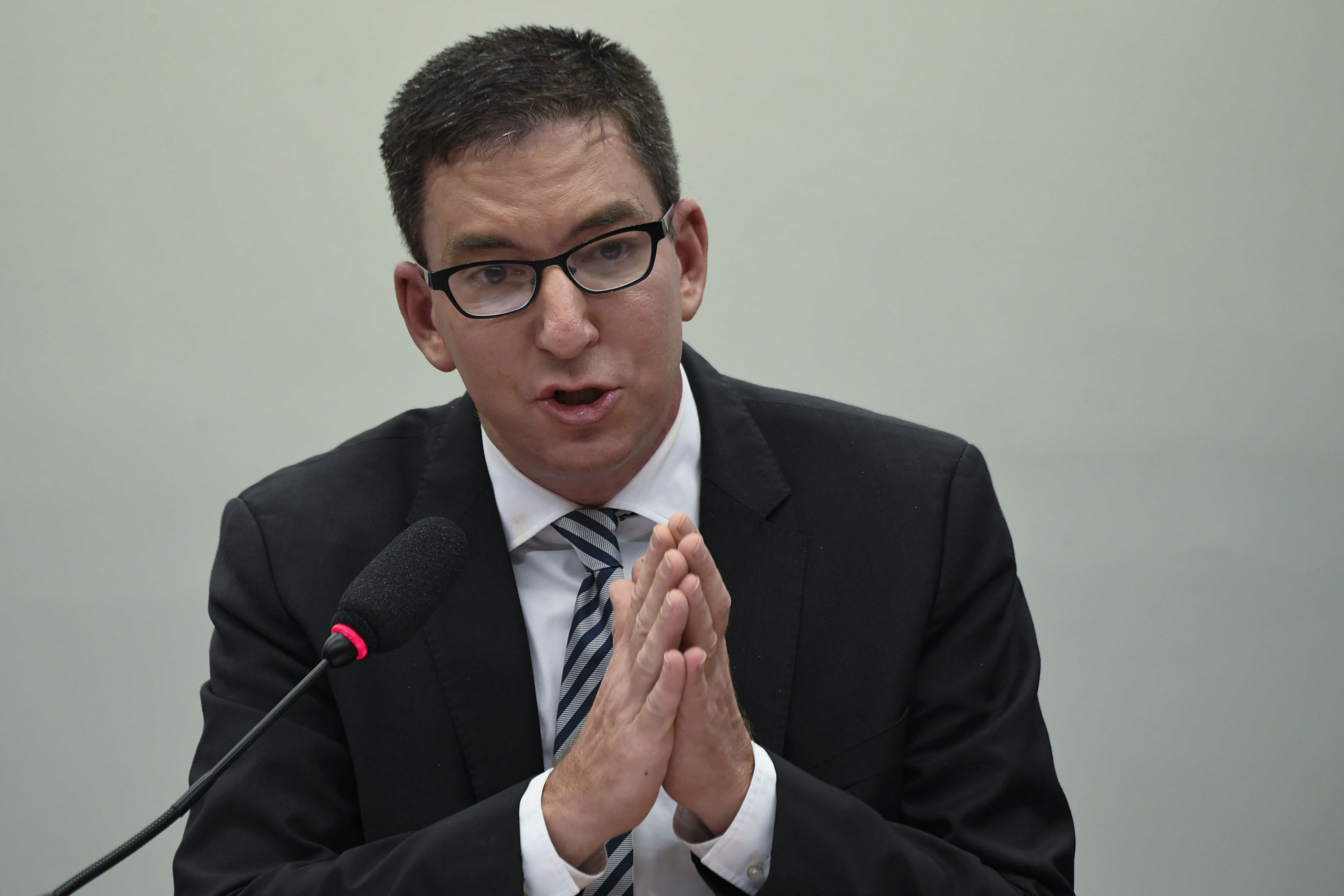Glenn Greenwald mostra trecho de diálogo mantido com fonte de vazamentos