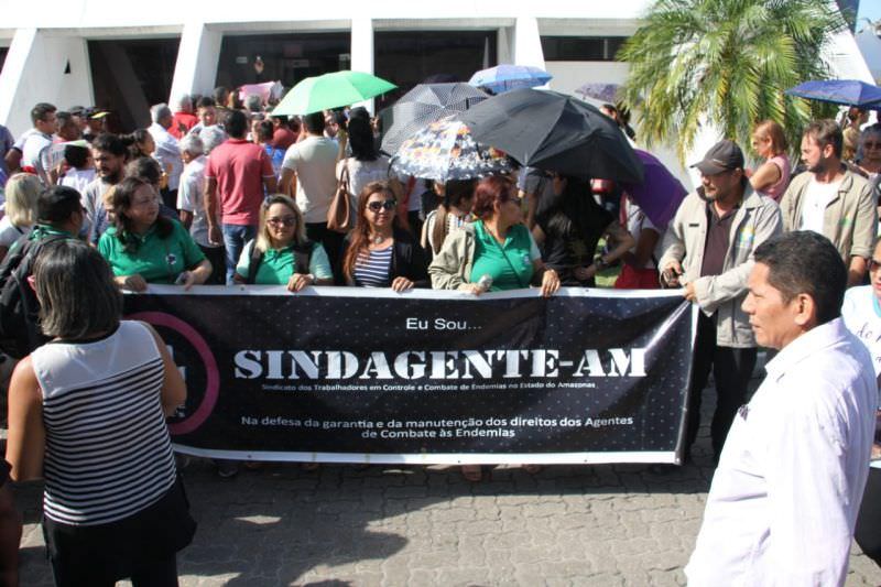 Servidores vão decidir sábado quando iniciam a greve geral