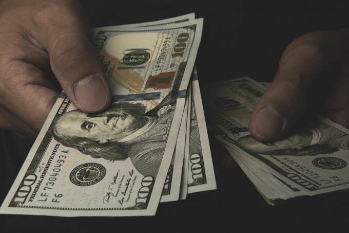 Dólar abre em alta e volta a custar mais de R$ 5. Bolsa de Valores sobe