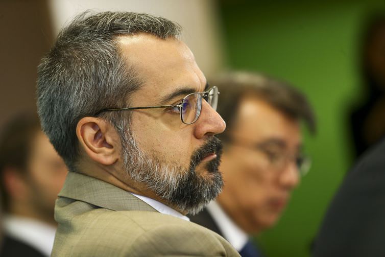 Weintraub alfineta Ribeiro com imagem de arma escondida em Bíblia: 'oração no aeroporto'