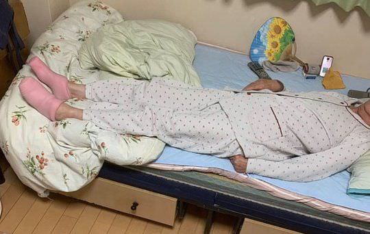 Avó pensa que brinquedos sexuais do neto são meias e dorme com eles