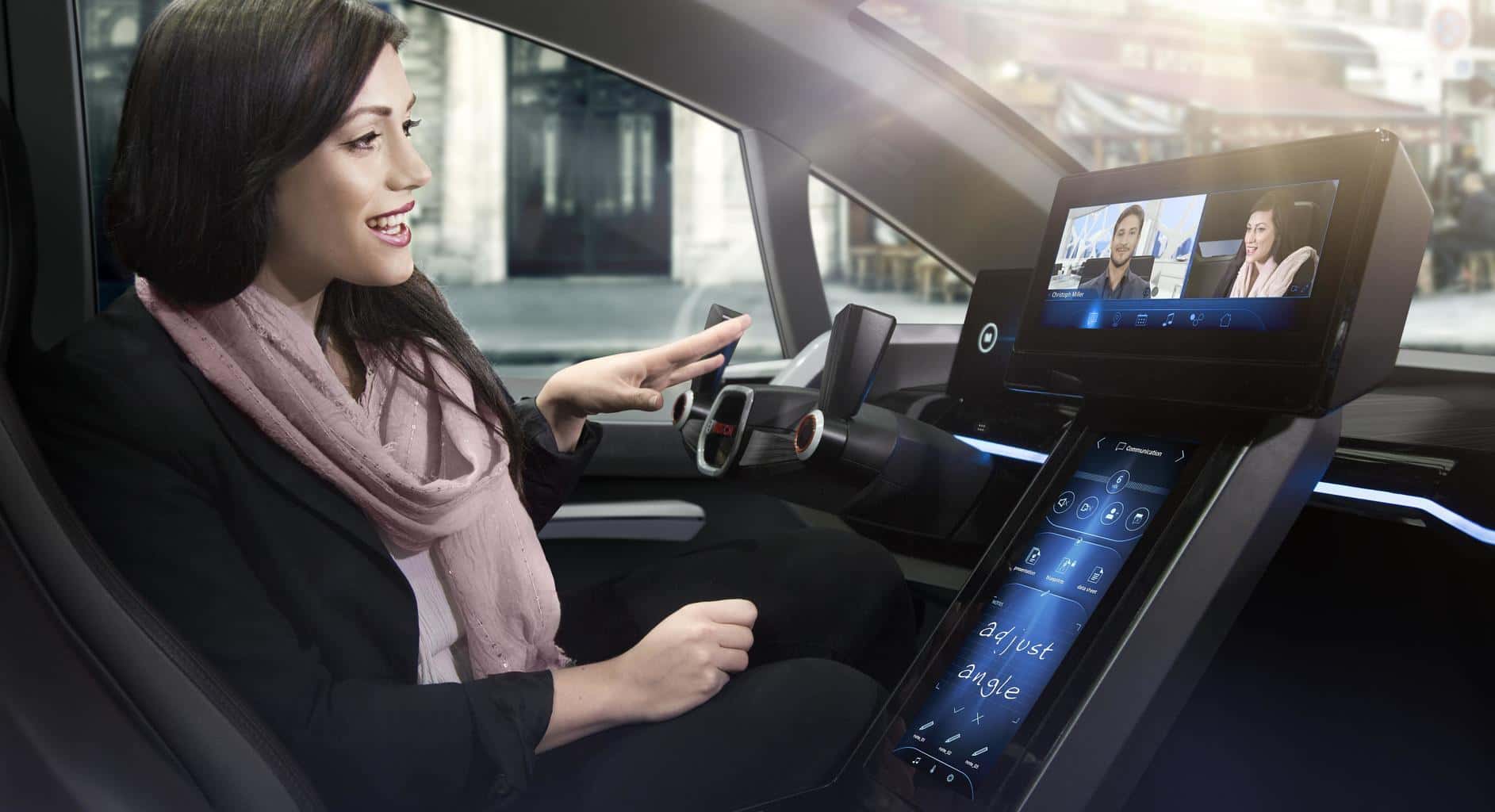 Japão libera motorista para usar celular e comer em carro semi-autônomo