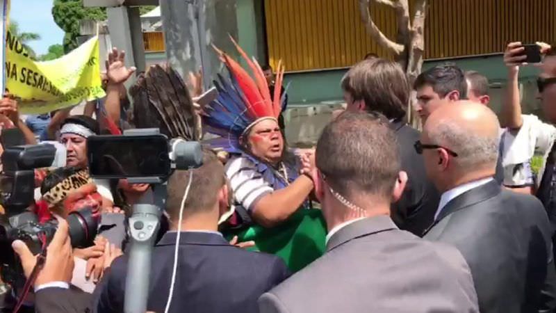 ‘Que vocês possam usar a terra como o homem branco usa’, fala Bolsonaro a índios