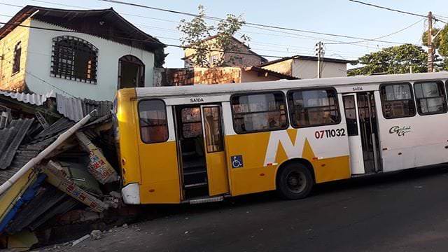 Ônibus coletivo desgovernado atinge um comércio, na zona Leste