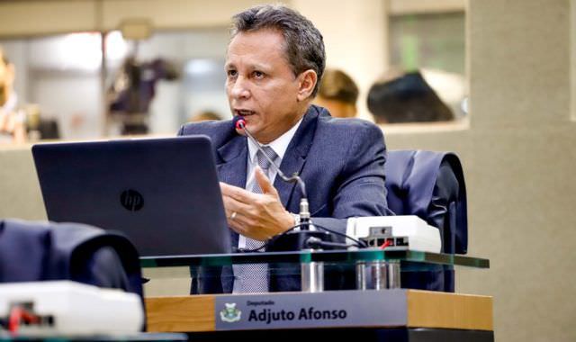 Deputado homenageia plano de saúde privado e esquece dos hospitais públicos no AM