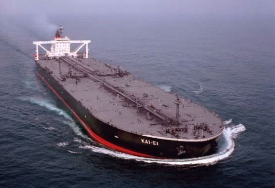 Navio suspeito de transportar petróleo para Síria é detido