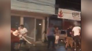 Homens brigam por causa de boneca inflável na frente de cabaré; Veja vídeo