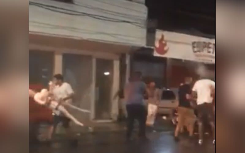 Homens brigam por causa de boneca inflável na frente de cabaré; Veja vídeo