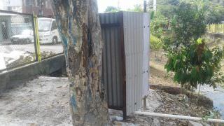 Fiscais retiram banheiro improvisado das margens de igarapé no Coroado