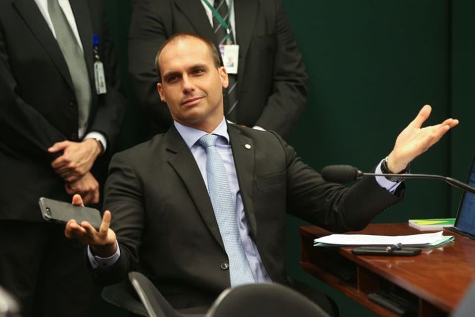 Senador do AM diz que filho de Bolsonaro como embaixador é brincadeira
