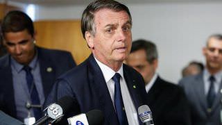 Bolsonaro chama de 'idiota' pergunta sobre carona de parentes