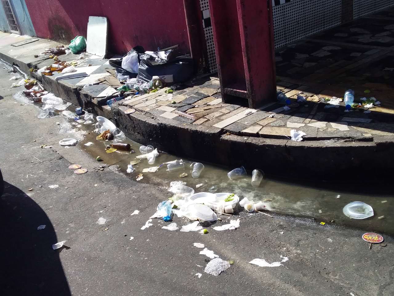 O amanhecer na praça do Eldorado; moradores relatam acúmulo de lixo