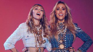 Miley Cyrus lança clipe dedicado às mulheres ao lado de sua mãe, Tish