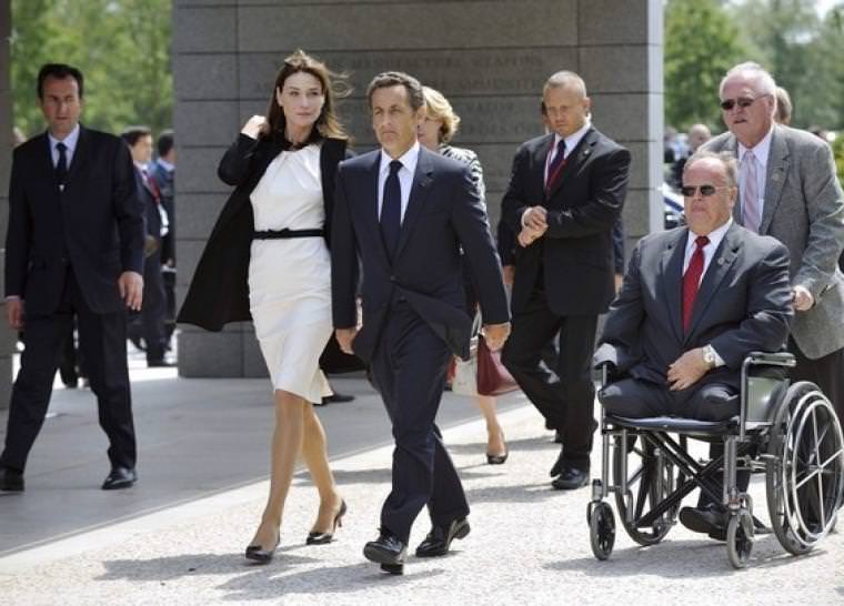Revista é questionada após mostrar Sarkozy mais alto do que Carla Bruni