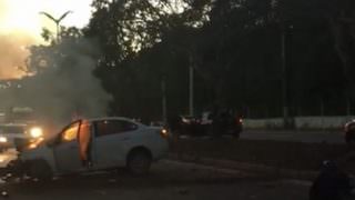 Motorista é retirado de carro em chamas na avenida do Turismo