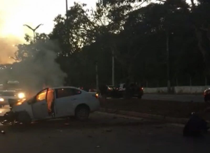 Motorista é retirado de carro em chamas na avenida do Turismo