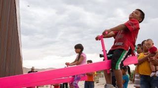 Vídeo mostra crianças brincando em gangorra na fronteira do EUA e México