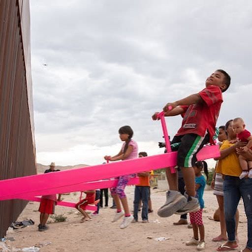 Vídeo mostra crianças brincando em gangorra na fronteira do EUA e México