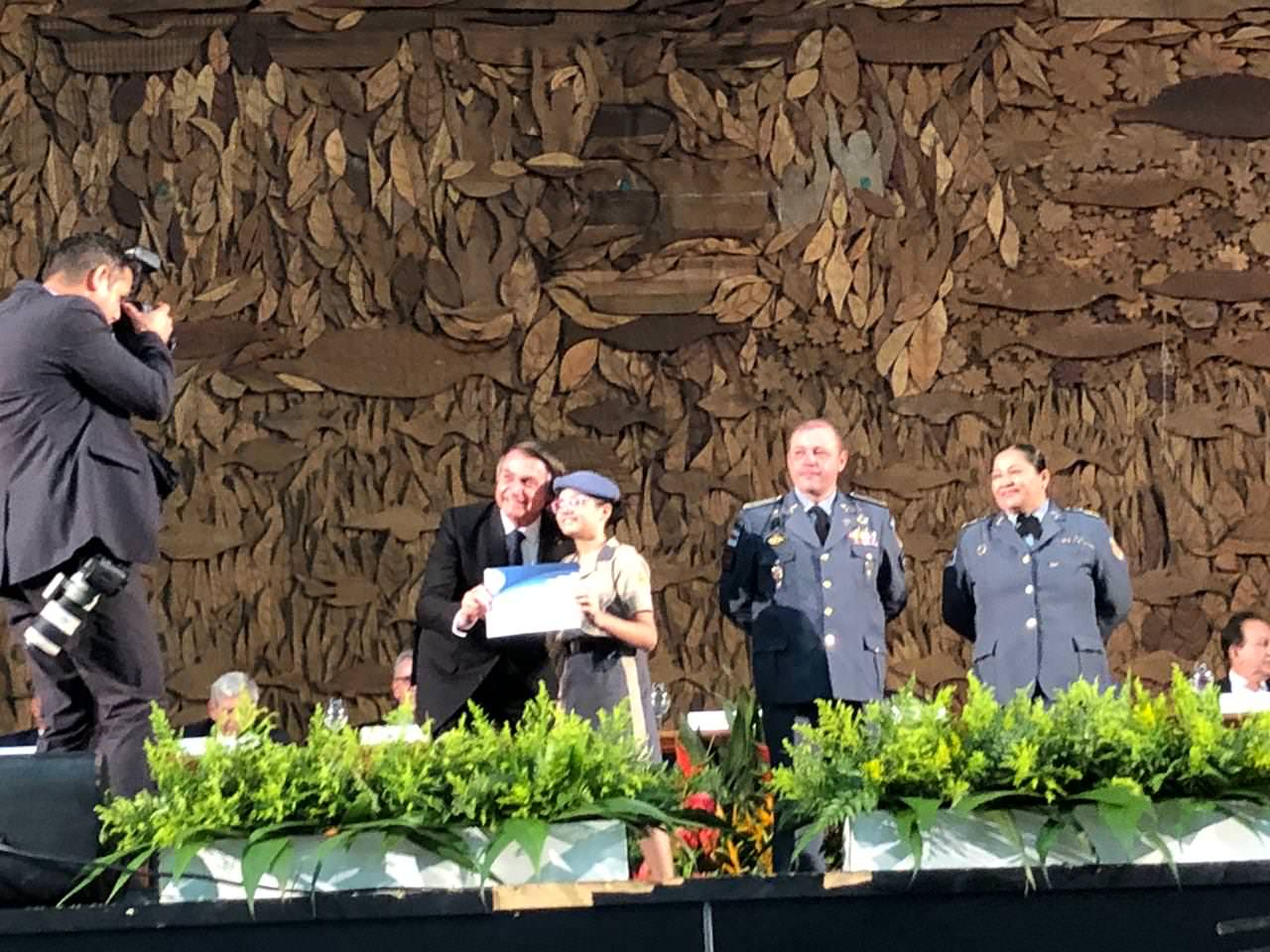 'Vocês são nossos heróis', diz Bolsonaro a alunos premiados em Manaus