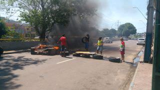 Moradores do Beco União protestam na avenida Brasil