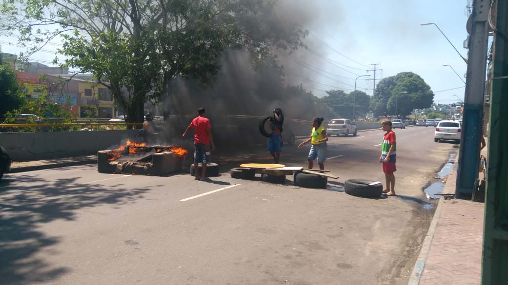 Moradores do Beco União protestam na avenida Brasil