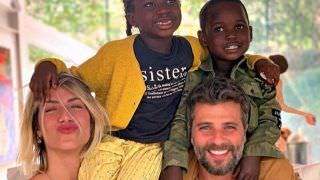 Giovanna Ewbank e Bruno Gagliasso apresentam Bless, irmão de Titi