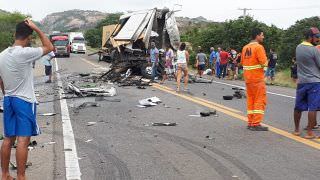 Acidente com caminhão do cantor Léo Santana mata dois na Bahia