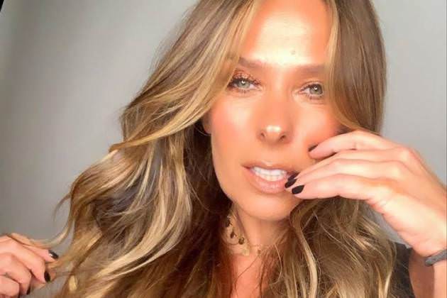 Aos 46 anos, Adriane Galisteu posa completamente nua no closet