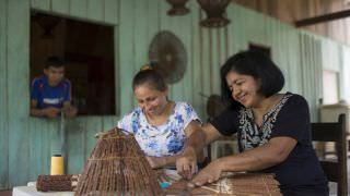 Ribeirinhos e índios da Amazônia vendem artesanato pela Internet