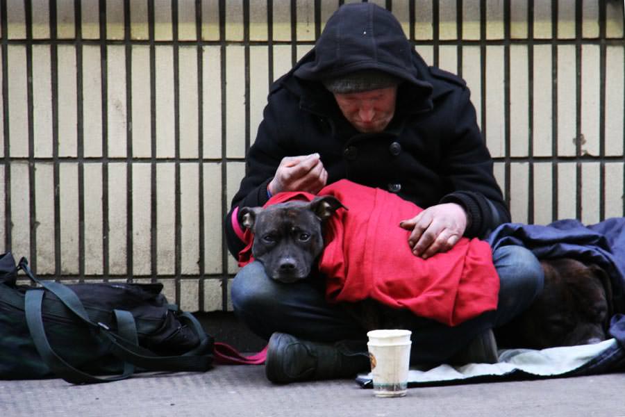 Morador de rua é encontrado morto; frio é causa provável