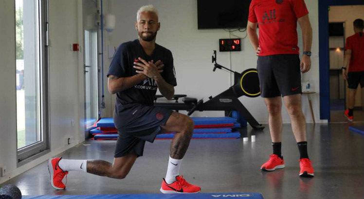 Neymar se apresenta e treina no PSG após atraso de uma semana