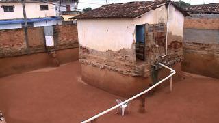Idosas que escavaram ao redor de casa com colher recebem ajuda psiquiátrica