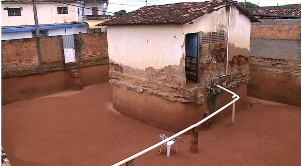 Idosas que escavaram ao redor de casa com colher recebem ajuda psiquiátrica