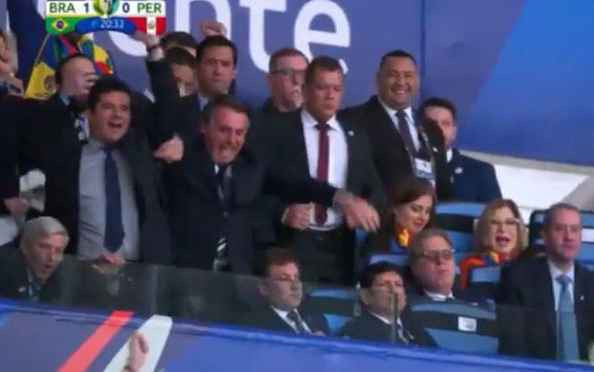 Bolsonaro perde o equilíbrio e quase cai durante final da Copa América