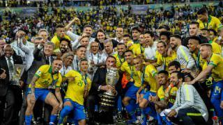 Bolsonaro tira foto com taça e ouve 'mito' de jogadores do Brasil