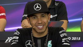 Lewis Hamilton aproveita problemas da Ferrari e faz a pole