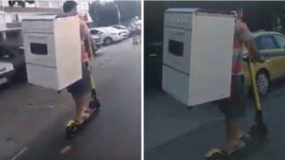 De patinete, homem transporta fogão nas costas e viraliza na web