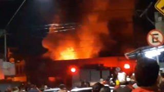 Incêndio atinge 'mercadinho' em Manaus; veja vídeo