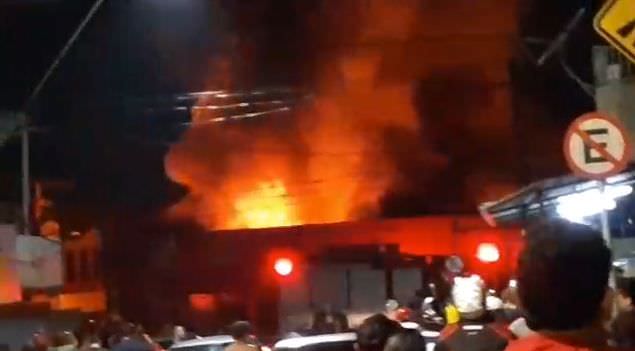 Incêndio atinge ‘mercadinho’ em Manaus; veja vídeo