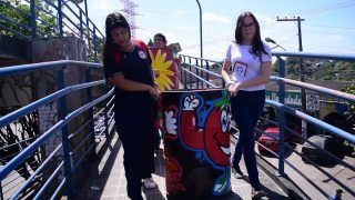 Estudantes realizam ação ambiental com lixeiras em terminal de ônibus