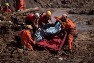 Bombeiros encontram mais um corpo de vítima da tragédia de Brumadinho