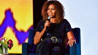 Michelle Obama aparece com cabelos cacheados em evento