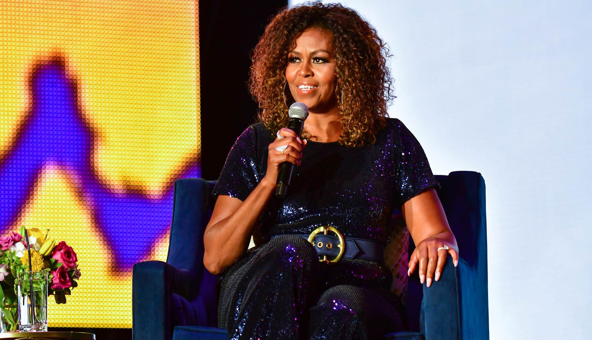 Michelle Obama aparece com cabelos cacheados em evento
