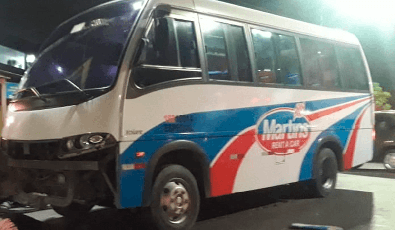 Acidente entre micro-ônibus e motocicleta deixa uma vítima em Manaus
