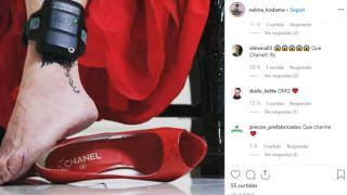 De vestido vermelho e tornozeleira, doleira da Lava Jato posta foto