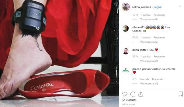 De vestido vermelho e tornozeleira, doleira da Lava Jato posta foto
