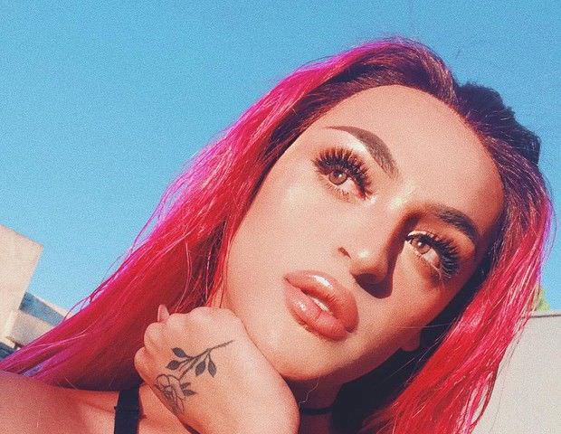 Pabllo Vittar surge vestida de sereia Ariel e diz: "O meu canto vai te enfeitiçar"